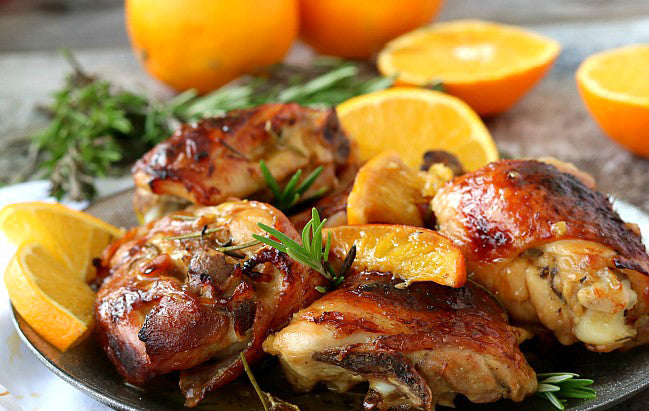 Sovraccosce di pollo con arance e erbe aromatiche.