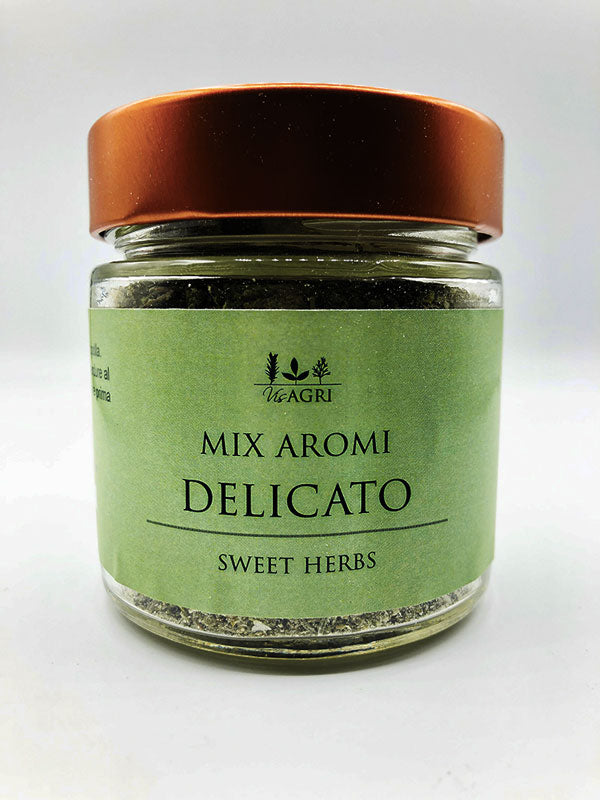 aroma delicato siciliano in barattolo di vetro con etichetta verde e tappo rame in studio con sfondo bianco