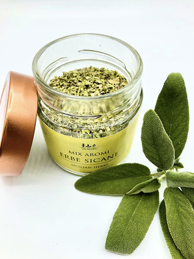 erbe sicane naturali Aroma erbe sicane in barattolo di vetro con etichetta gialla e tappo rame aperto in studio con sfondo bianco e accanto salvia verde fresca